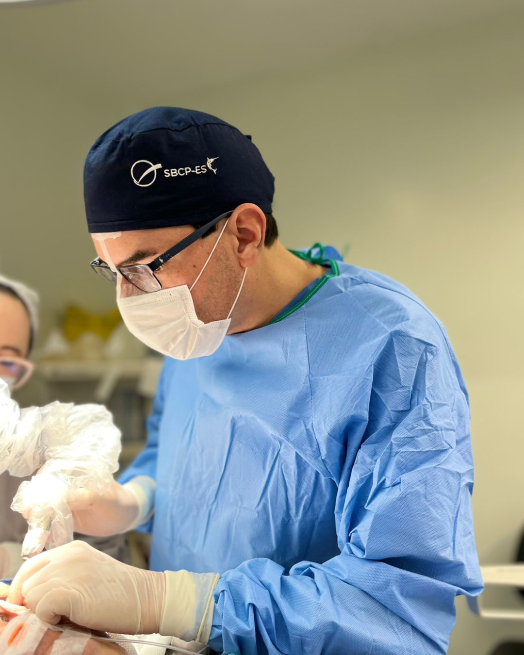 Dr. Arilton Pirola em cirurgia